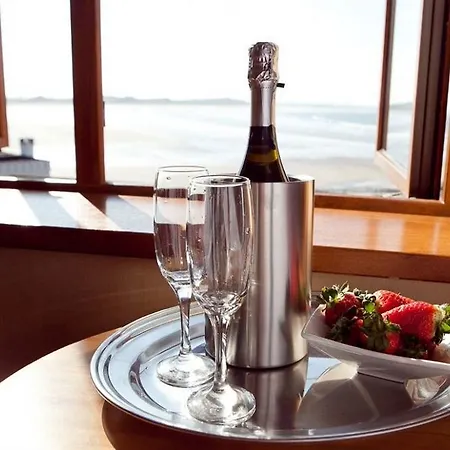 Waterfront House & Restaurant Otel 4*